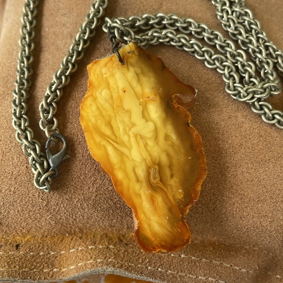 Amber slice silver tone necklace - Picture 2 of 4